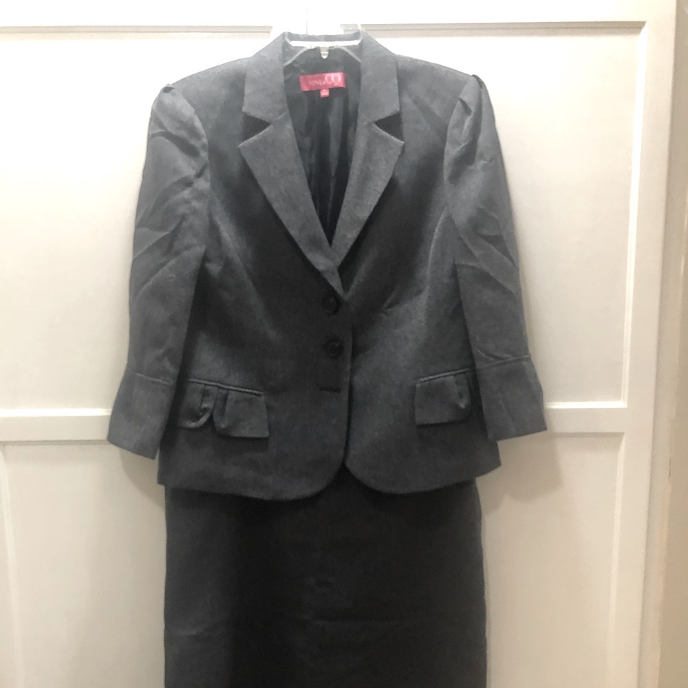 Gently worn Ladies skirt and jacket suit, gently worn, dark blue. Nine and CO